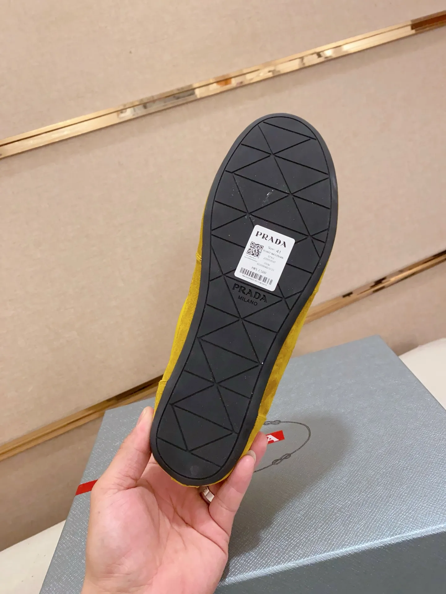 Men's shoes 💰 500💰 ✔️✔️✔️High version High-quality new PRADA counters are launched simultaneously. The new men's shoes and 😘fabrics are selected from first-layer cow suede and waterproof fabrics, and are made by pure handicrafts. Lining: Full sheepskin lining. 👍🏿 High-end ☄️ air-cushion molded anti-slip rubber outsole, exquisite lines, simple and elegant, comfortable and high-end for leisure travel. Number of yards: 38 to 44. Can be customized45
